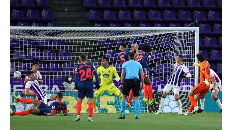 Yassine Bono puso el empate de Sevilla ante Valladolid definiendo como todo un delantero.