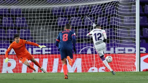 Fabián Orellana marcó de penal ante Sevilla.