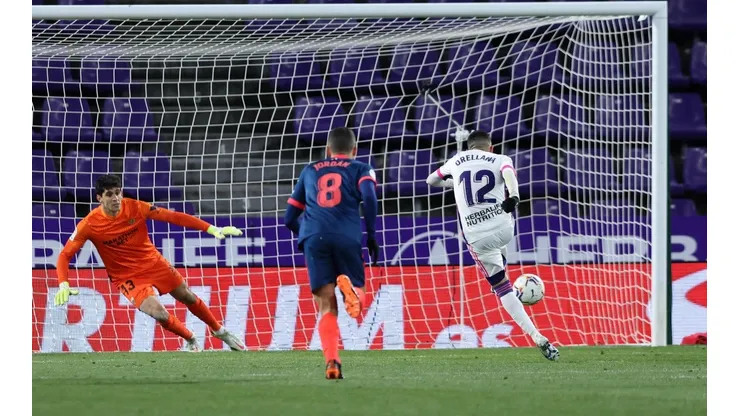 Fabián Orellana marcó de penal ante Sevilla.