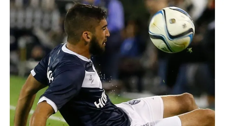 Emiliano Amor pertenece a Vélez Sarsfield y es pretendido por Colo Colo, pero el camino no comenzó de buena manera, al menos de parte de su representante.