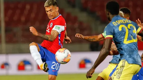 Charles Aránguiz es uno de los jugadores que actúan en países donde se complica la salida de los jugadores al exterior