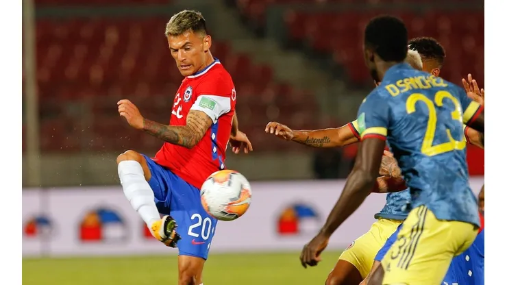 Charles Aránguiz es uno de los jugadores que actúan en países donde se complica la salida de los jugadores al exterior