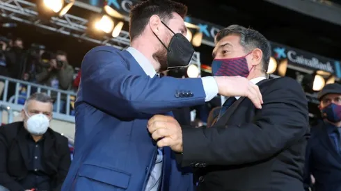 El abrazo de Lionel Messi y el nuevo presidente de Barcelona, Joan Laporta.