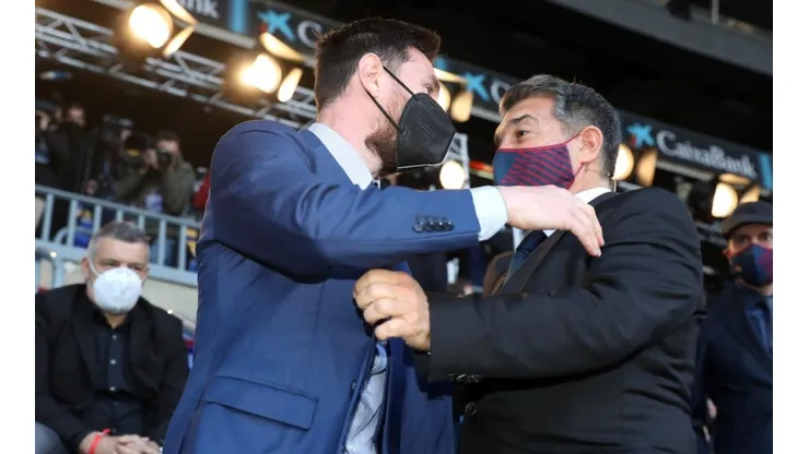 El abrazo de Lionel Messi y el nuevo presidente de Barcelona, Joan Laporta.