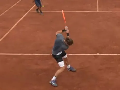 Loco: azota su raqueta 8 veces y escava la cancha con las manos