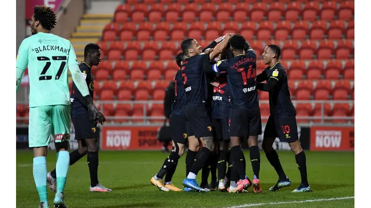 Sierralta celebra su gol junto a sus compañeros