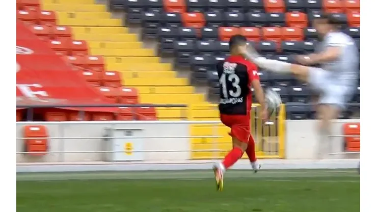 Özer Özdemir cometió la criminal entrada sobre el brasileño Junior Maranhao.