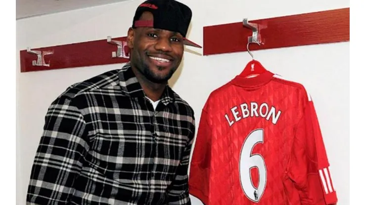 Lebron James ya había posado con la camiseta del Liverpool anteriormente
