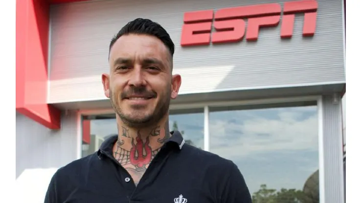 Pinilla ya trabaja como comentarista tras su retiro del fútbol.