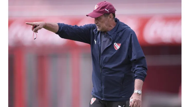 Falcioni irónico tras su goleada con línea de cinco en Independiente.