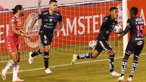 Unión Española estuvo a dos goles de la hazaña en un momento, pero en lo futbolístico estuvo lejísimos y se salvó de una goleada histórica.