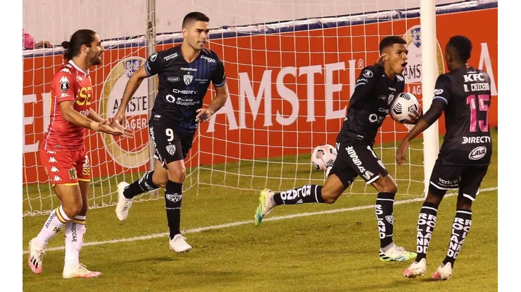 Unión Española estuvo a dos goles de la hazaña en un momento, pero en lo futbolístico estuvo lejísimos y se salvó de una goleada histórica.