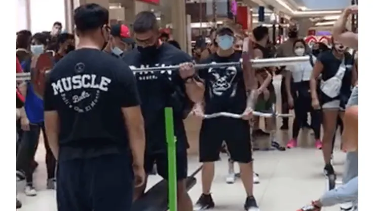 Todo un revuelto causó la protesta por el cierre de los gimnasios en el Mall Costanera Center.