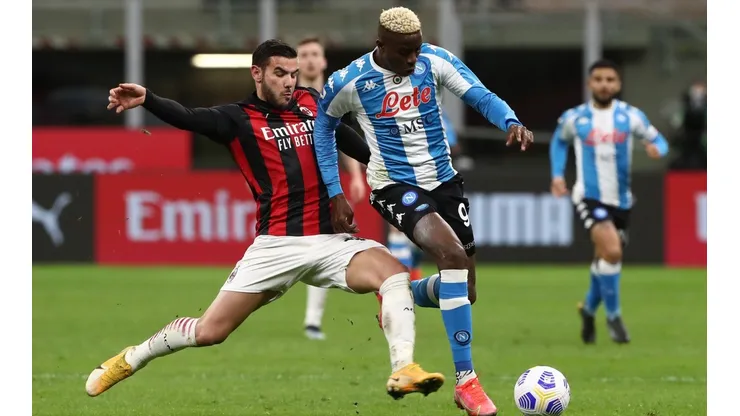 Theo Hernández pelea una pelota para el AC Milan