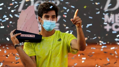 Cristian Garin levantando el trofeo de cobre en el Chile Open