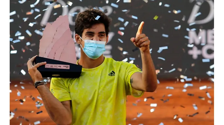 Cristian Garin levantando el trofeo de cobre en el Chile Open