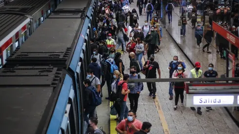 Metro de Santiago adelanta el cierre de estaciones por el Toque de queda