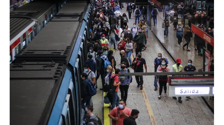 Metro de Santiago adelanta el cierre de estaciones por el Toque de queda