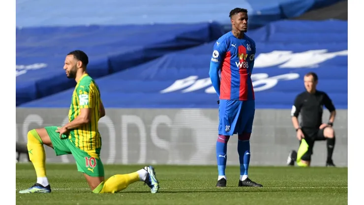 Wilfried Zaha se negó a arrodillarse en la previa del partido de la Premier League.