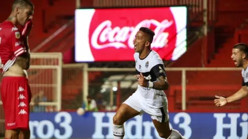 Lucas Barrios marcó para Gimnasia ante el Unión de Nicolás Peñailillo.
