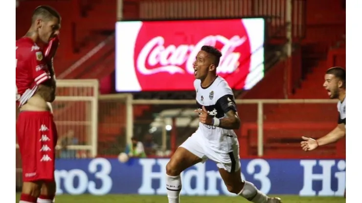 Lucas Barrios marcó para Gimnasia ante el Unión de Nicolás Peñailillo.