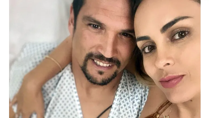 Mark González y Maura Rivera se fotografiaron luego del infarto que sufrió el ex futbolista y que conmovió al país