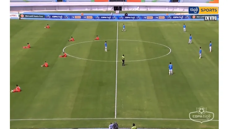 Los jugadores del Royal Pari en el suelo obligados a jugar contra Aurora pese a la huelga... terminaron goleando..