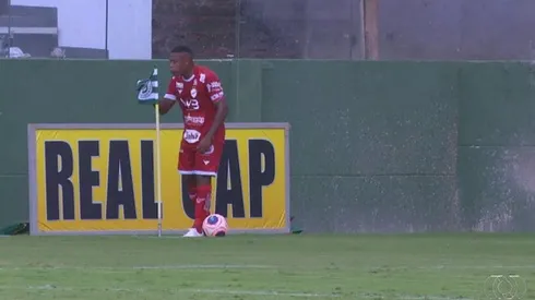 Alan Mineiro escupiendo el banderín antes de lanzar el córner