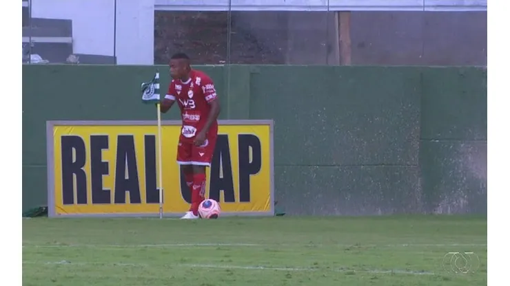 Alan Mineiro escupiendo el banderín antes de lanzar el córner