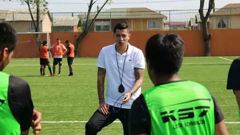 Mario Salgado dirigiendo una práctica de Lota Schwager