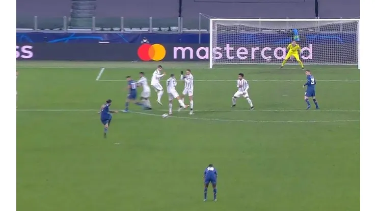 La imperdonable barrera de Juventus en el segundo gol del Porto.
