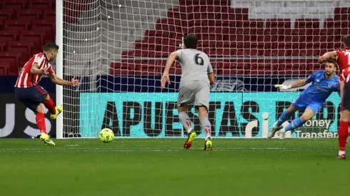Atlético sigue como líder gracias a Luis Suárez