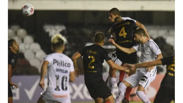 Santos ganó y se acerca a la tercera fase de Libertadores