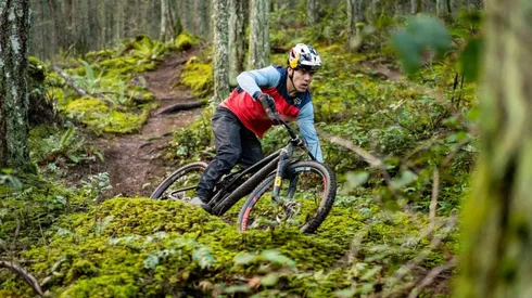 Finn Iles, joven canadiense figura del MTB y campeón mundial de descenso, protagoniza un nuevo Sound of Speed de Red Bull.