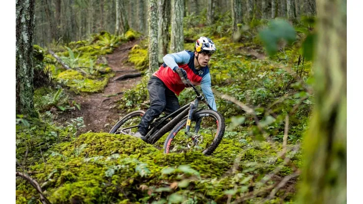 Finn Iles, joven canadiense figura del MTB y campeón mundial de descenso, protagoniza un nuevo Sound of Speed de Red Bull.