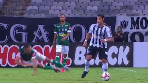 Hulk desplazando al jugador Franco del Uberlandia