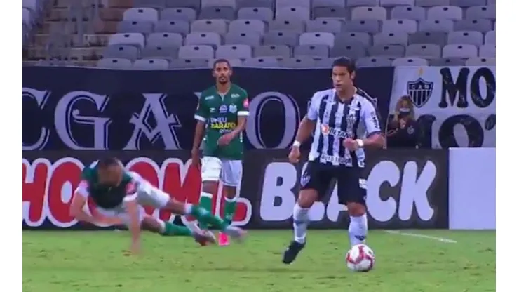 Hulk desplazando al jugador Franco del Uberlandia