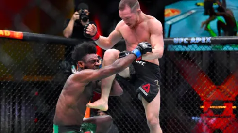 Yan metió una rodilla ilegal a Sterling y perdió el cinturón