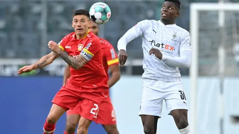 Charles Aránguiz en el triunfo del Bayer Leverkusen contra Borussia M'gladbach.