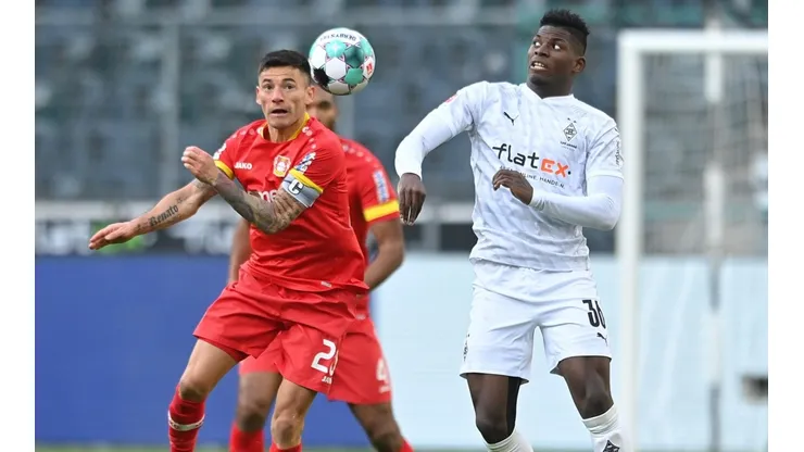 Charles Aránguiz en el triunfo del Bayer Leverkusen contra Borussia M'gladbach.