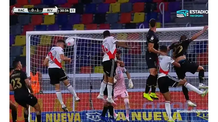 Gol de River a Racing en la Supercopa Argentina.