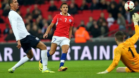 El día glorioso de Alexis Sánchez en Wembley, cuando marcó un doblete en la victoria de Chile sobre Inglaterra. La Generación Dorada tiene buenos números en Europa