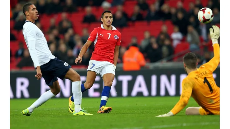 El día glorioso de Alexis Sánchez en Wembley, cuando marcó un doblete en la victoria de Chile sobre Inglaterra. La Generación Dorada tiene buenos números en Europa