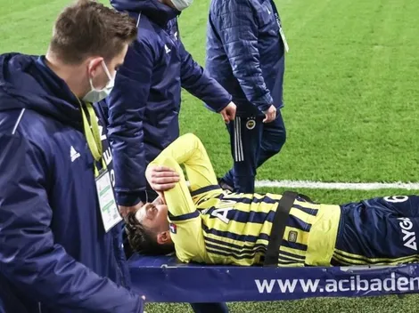 Mesut Ozil se retira en camilla al sufrir una dura entrada