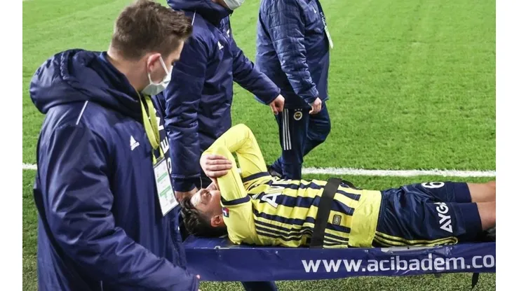 Mesut Ozil se marchó lesionado del terreno de juego.