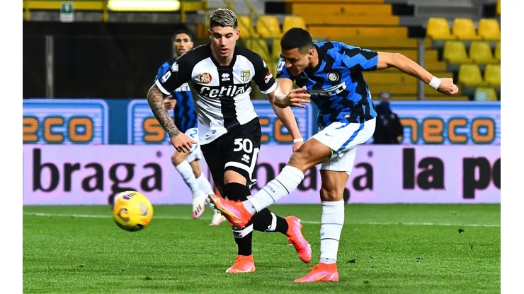 Alexis Sánchez abre la cuenta para Inter contra Parma, poco antes de anotar otro gol.