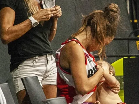 Basquetbolista amamanta a su bebé en medio de un partido