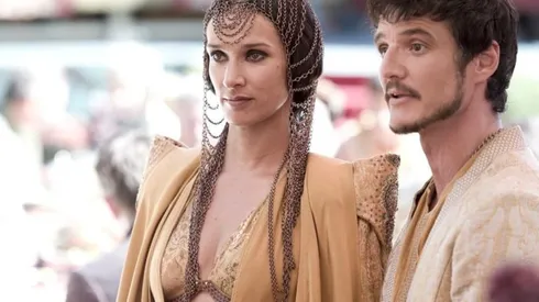 Indira Varma, que ahora estará en la serie de Obi-Wan Kenobi, aquí aparece junto a Pedro Pascal en una escena de "Game of Thrones".
