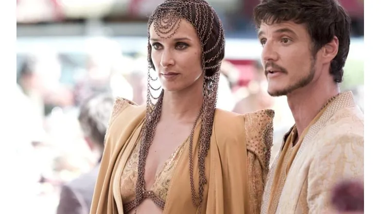 Indira Varma, que ahora estará en la serie de Obi-Wan Kenobi, aquí aparece junto a Pedro Pascal en una escena de "Game of Thrones".