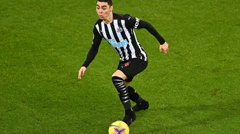 Almirón defendiendo la camiseta del Newcastle